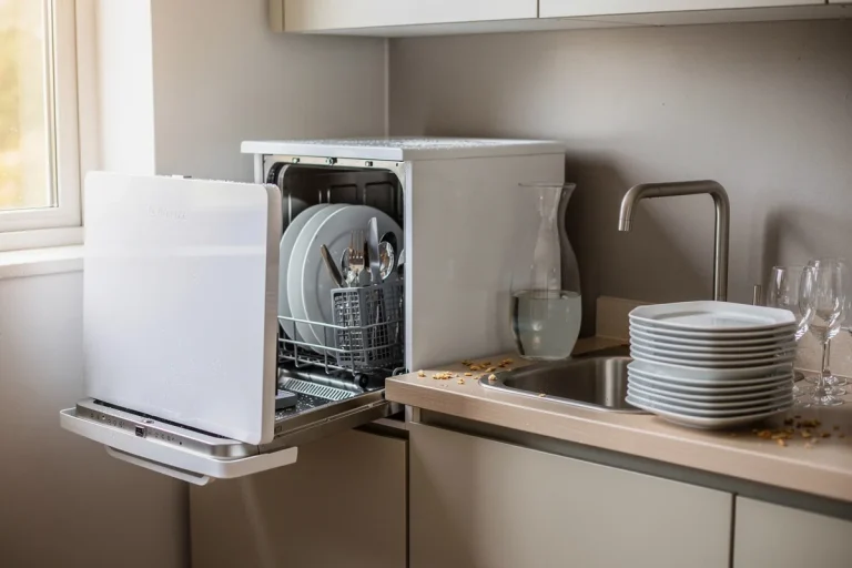 Addio a lavare i piatti a mano: il mini lavastoviglie da appoggio di Lidl che non richiede installazione