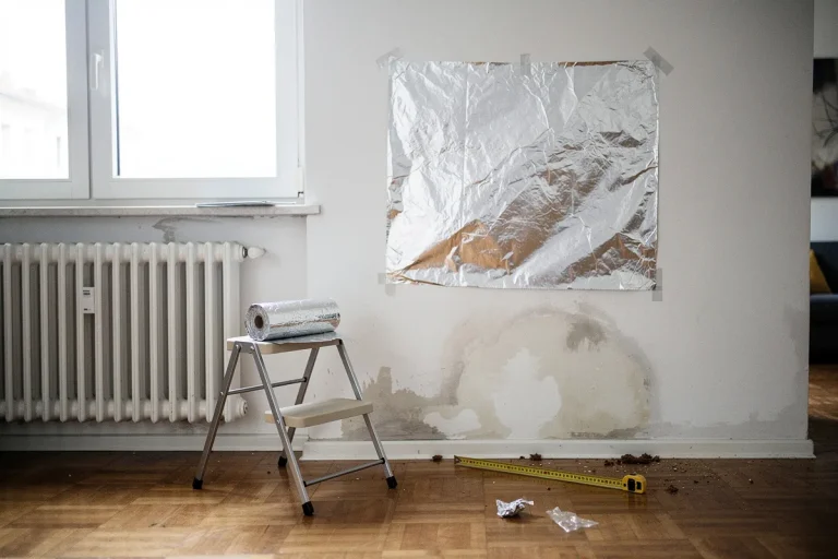 Perché consigliare di attaccare un foglio di alluminio al muro di casa? Un architetto chiarisce a cosa serve