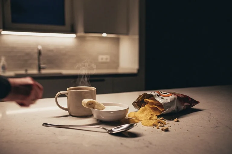 Perché ti viene sempre fame la sera tardi e come fermarla senza una dieta rigida